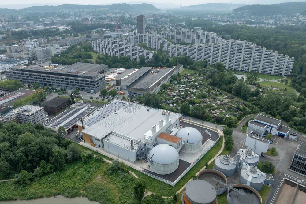 In Stadtnähe: neue Biogasanlage der Green Power Aarau AG, direkt angrenzend ans Telli-Quartier und ans Areal der ARA Aarau (rechts). (Foto: Green Power Aarau AG)
